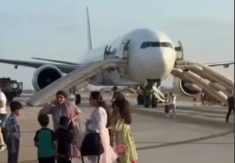 evacuan-avion-tras-incendio-en-tren-de-aterrizaje en-turquia