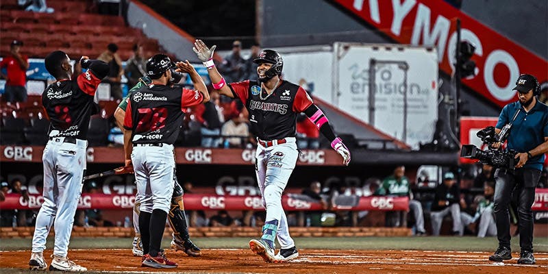 gigantes-del-cibao-logran-tercera-victoria-seguida-venciendo-8-6-a-las-estrellas-orientales