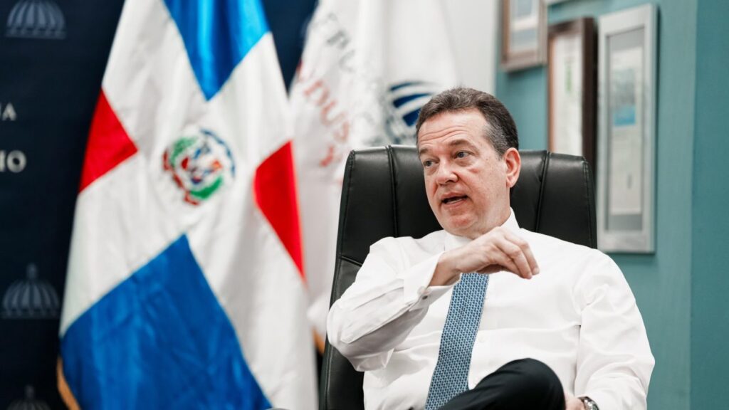 ‘ito’-bisono:-en-rd-se-vive-mas-tranquilo,-con-mas-seguridad,-oportunidad-de-trabajo-y-crecimiento-economico