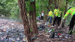 Tras denuncia, Medio Ambiente retira más de 4 mil libras de basura de cañada arroyo Manzano