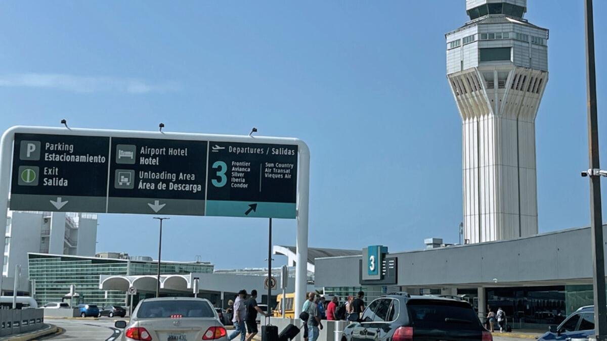Granada de humo causa revuelo en aeropuerto de Puerto Rico; la encontraron en un baño