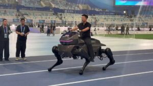 China presenta un «caballo robot» que puede llevar pasajeros y moverse por terrenos difíciles
