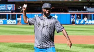 El Lápiz Consciente lanza la primera bola en el Citi Field y Juan Soto la recibe en el plato
