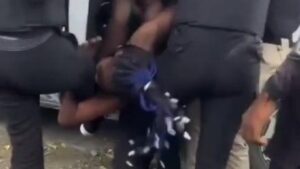 Mujer se resiste a operativo de Migración, muerde a agente y recibe golpe en la cabeza