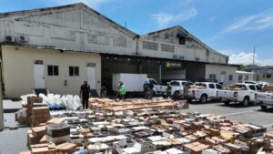 Desmantelan centro clandestino de bebidas adulteradas y ocupan mercancías por RD$5.9 millones