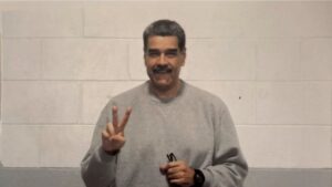 Comparten fotos del expresidente de Venezuela envíando mensaje de esperanza desde la cárcel