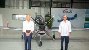 Presidente de Honduras muestra interés en adquirir equipos militares fabricados en República Dominicana