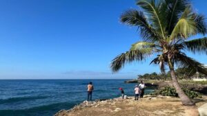 El pulso del mar Caribe en el asfalto: Un viaje por el litoral capitaleño