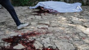 Cientos asisten a los funerales de cuatro de las 47 víctimas de ataque de pandilla en Haití