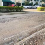 CAASD dejó una calle rota en Residencial José Contreras y ahora vecinos no pueden con el lodo