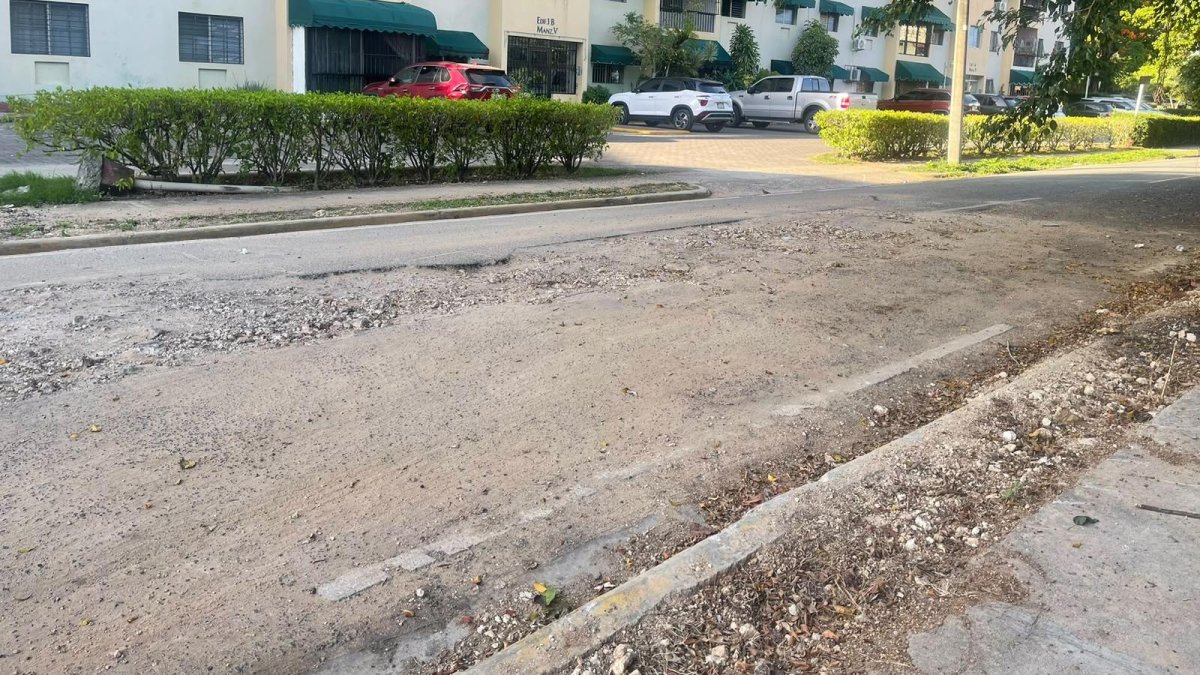 CAASD dejó una calle rota en Residencial José Contreras y ahora vecinos no pueden con el lodo