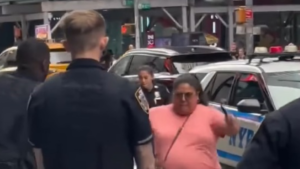 la-policia-de-nueva-york-abate-una-mujer-tras-apunalar-a-dos-personas-en-times-square