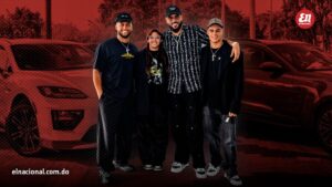 Raphy Pina sorprende a sus tres hijos mayores con un lujoso Porsche para cada uno