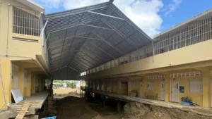 Más de 800 niños quedan fuera de las aulas por retraso en entrega de escuela Rafaela Jiminián