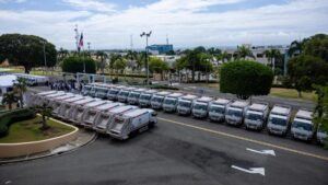 Abinader entrega 50 camiones compactadores para enfrentar cúmulo de basura