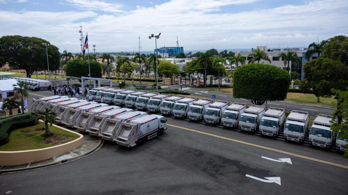 Abinader entrega 50 camiones compactadores para enfrentar cúmulo de basura