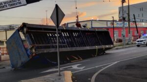 furgon-se-vuelca-dos-veces-en-12-horas-y-provoca-dificultades-en-el-transito