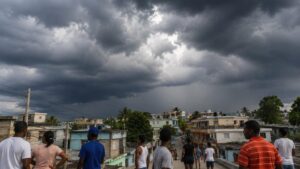 Onda tropical y vaguada pondrán a prueba el norte del país con aguaceros y tormentas este domingo