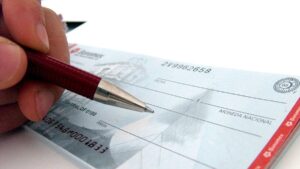 se-desploma-el-uso-de-cheques-como-medio-de-pago;-movilizan-rd$11,893.81-millones-menos-a-julio