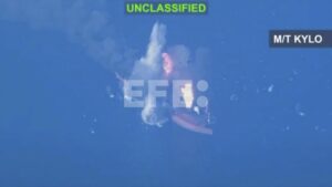 iran-responde-a-eeuu.:-ataca-barcos-y-portaviones-en-el-estrecho-de-ormuz