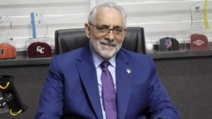 Vitelio Mejía, presidente de la Lidom. Renuencia suspicaz