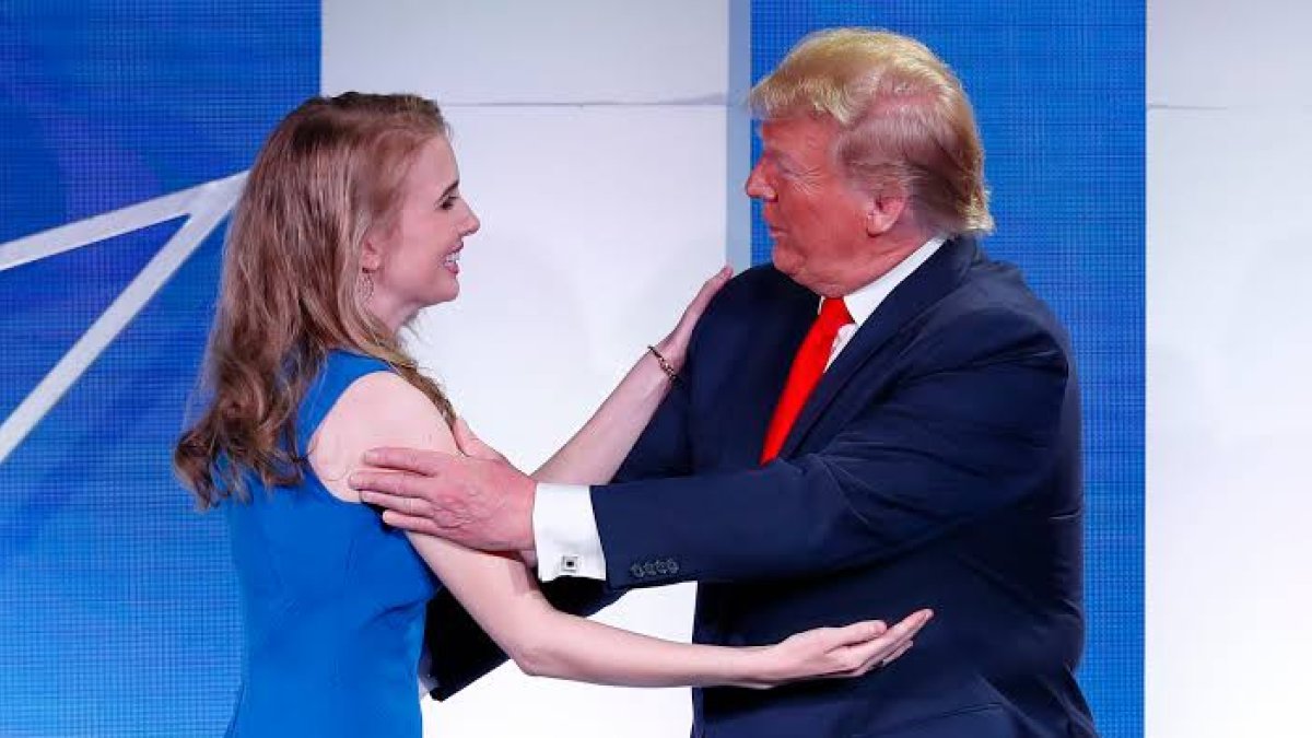 Trump regala 45 mil dólares a su asistente Natalie Harp, en medio de polémica por su cercanía