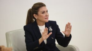 Carolina Mejía fortalecerá sus aspiraciones con el jefe del Senado como jefe de campaña
