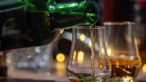 Donald Trump promete eliminar los aranceles al whisky irlandés tras su visita a Irlanda