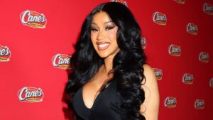 ¡de-paseo-por-santiago!-cardi-b-se-deja-ver-en-la-ciudad-corazon-comiendo-salami