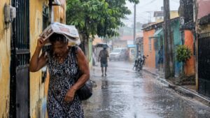 alerta-meteorologica:-pronostican-fuertes-lluvias-e-inundaciones-durante-las-proximas-24-horas-en-12-provincias-y-el-dn
