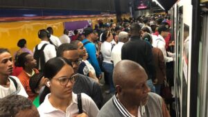 Entre el pito, el tumulto y la prisa: la marea humana que mueve al Metro de Santo Domingo