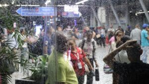 bajo-aguacero-y-sin-transporte:-usuarios-relatan-el-drama-de-la-averia-en-el-metro