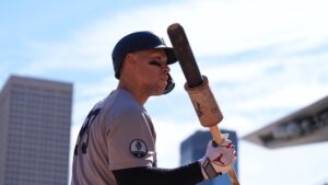 ¡alarma-en-nueva-york!-aaron-judge-abandona-el-juego-por-molestias-en-la-pierna-derecha