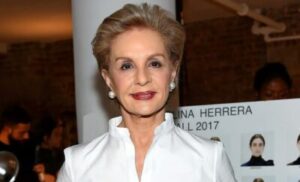 Carolina Herrera deslumbra a sus 87 años con tacones de 10 centímetros