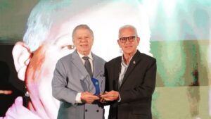 gustavo-rodriguez-agradece-reconocimiento-de-la-asociacion-de-cronistas-deportivos-de-santo-domingo