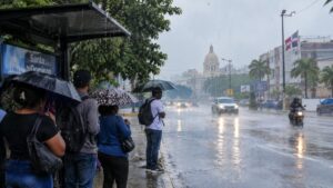 Onda tropical se alejará este viernes del país; aguaceros continuarán en algunas zonas
