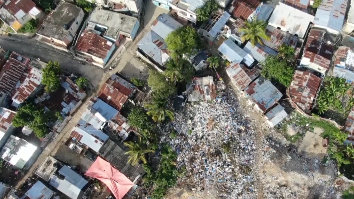 Residentes en barrio “Los Sin Bañarse” se preparan ante posible desalojo
