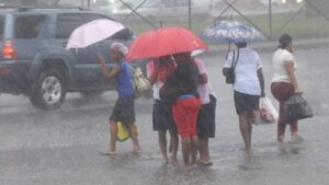 aguaceros-y-truenos-en-las-primeras-horas-de-la-manana-en-santo-domingo