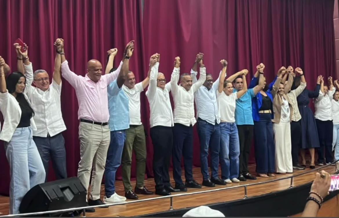 Collado designa a Agustín Burgos como coordinador de campaña en La Vega para su proyecto 2028