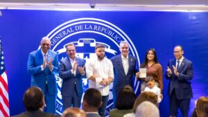 Abinader lanza el Pasaporte Electrónico en EE. UU. con seguro de repatriación