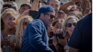 Brad Pitt enloquece al público de San Sebastián con su llegada para presentar ‘Heart of the Beast’