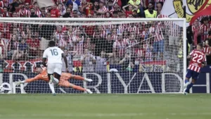 El Atlético de Madrid vence al Real Madrid, con diez hombres, por 2-1 en el derbi