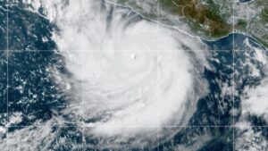 Huracán Polo alcanza categoría 5 y se aproxima al litoral del suroeste de México