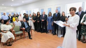 Josefa Castillo se compromete a fortalecer servicios consulares para dominicanos en Miami