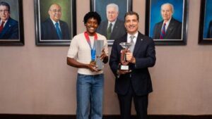 Marileidy Paulino es distinguida por el Banco Popular