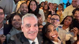 Abinader anuncia 300 becas para dominicanos en Nueva York