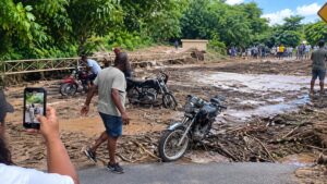 Vivos de milagro: Crecida repentina de río en Bahoruco casi arrastra motoristas que cruzaban puente