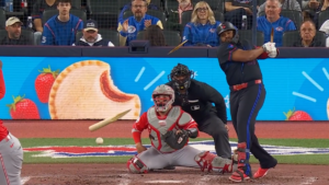 Un batazo insólito: Un bate roto de Vladdy Jr golpeó la pelota dos veces y genera hit para Toronto