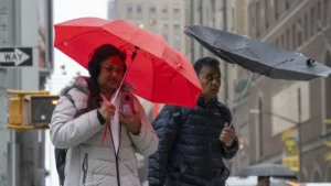 Nueva York y el noreste de EE.UU. se preparan para una tormenta con fuertes lluvias y vientos