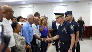 Comunitarios de Los Alcarrizos plantean necesidades de seguridad al director de la Policía Nacional